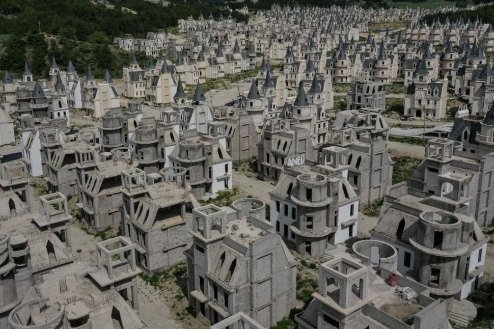 Cum arată Burj Al Babas, orașul-fantomă cu 587 de castele în stil Disney abandonate. Trebuia să fie un cartier de lux pentru bogați 1085823