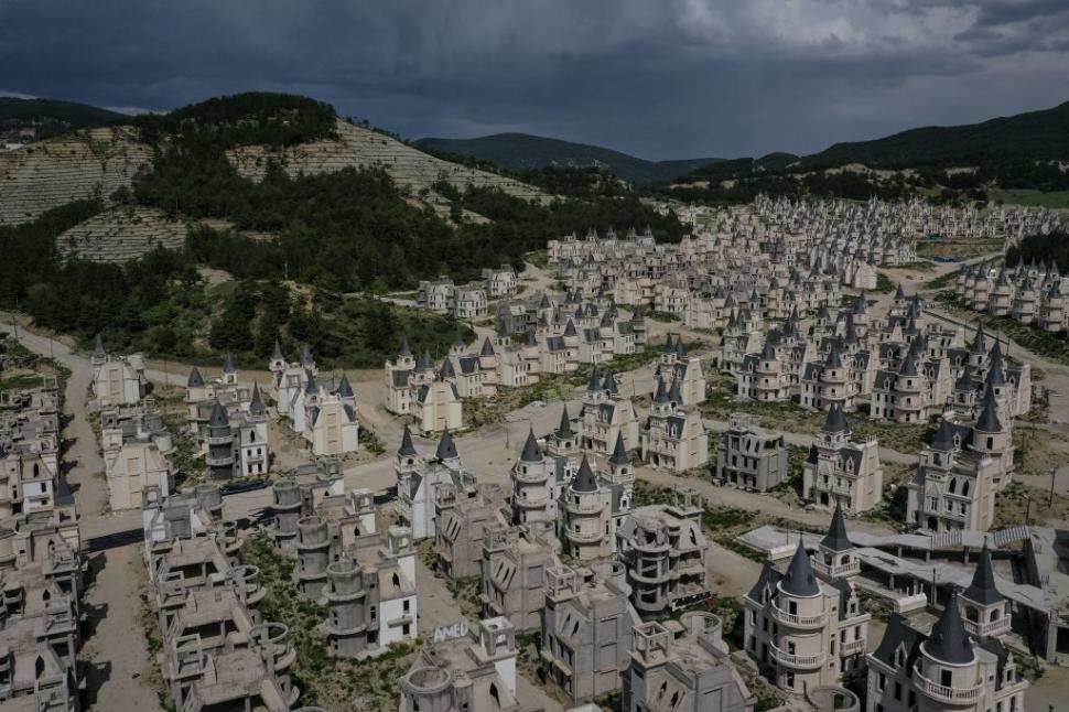 Cum arată Burj Al Babas, orașul-fantomă cu 587 de castele în stil Disney abandonate. Trebuia să fie un cartier de lux pentru bogați 1085824