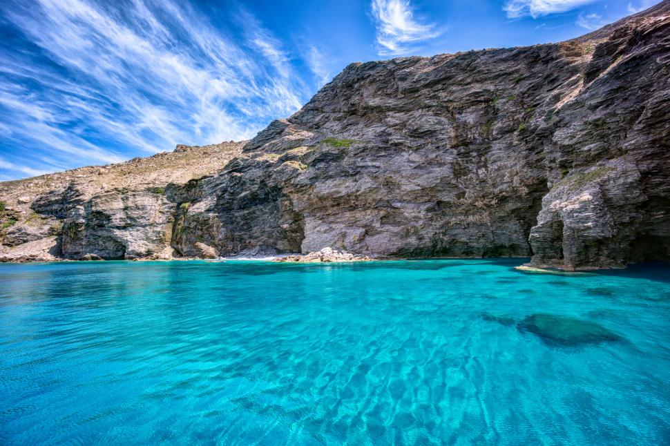 De la închisoare la paradis: Cândva o insulă temută, acest loc izolat din Grecia e azi refugiul uneia din cele mai rare foci din lume 1085642