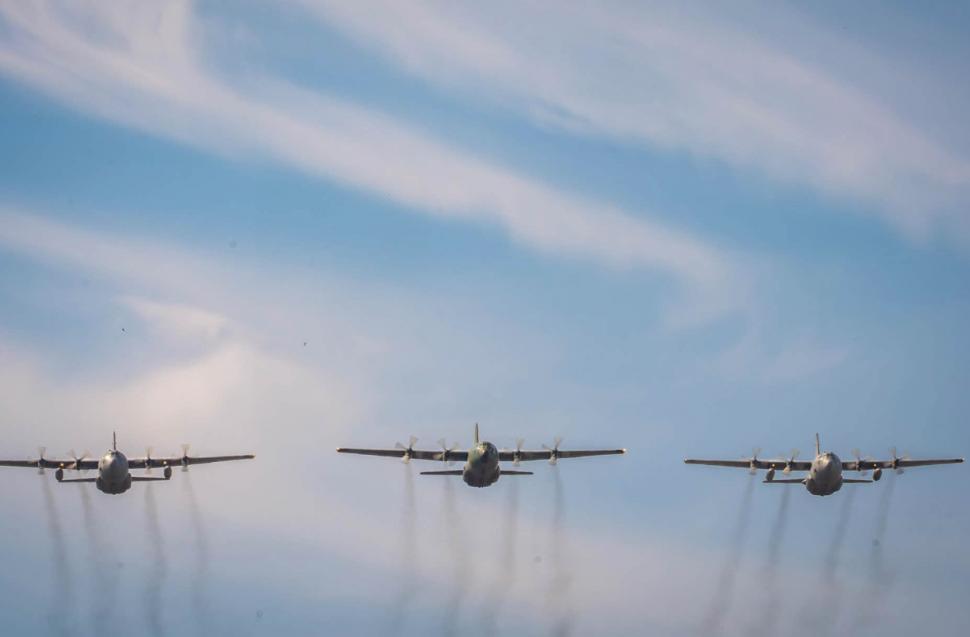 Imagini impresionante de Ziua Aviației. Avioane F-16, Spartan și IAR-330 și elicoptere BlackHawk au făcut spectacol pe cerul Capitalei 1085958