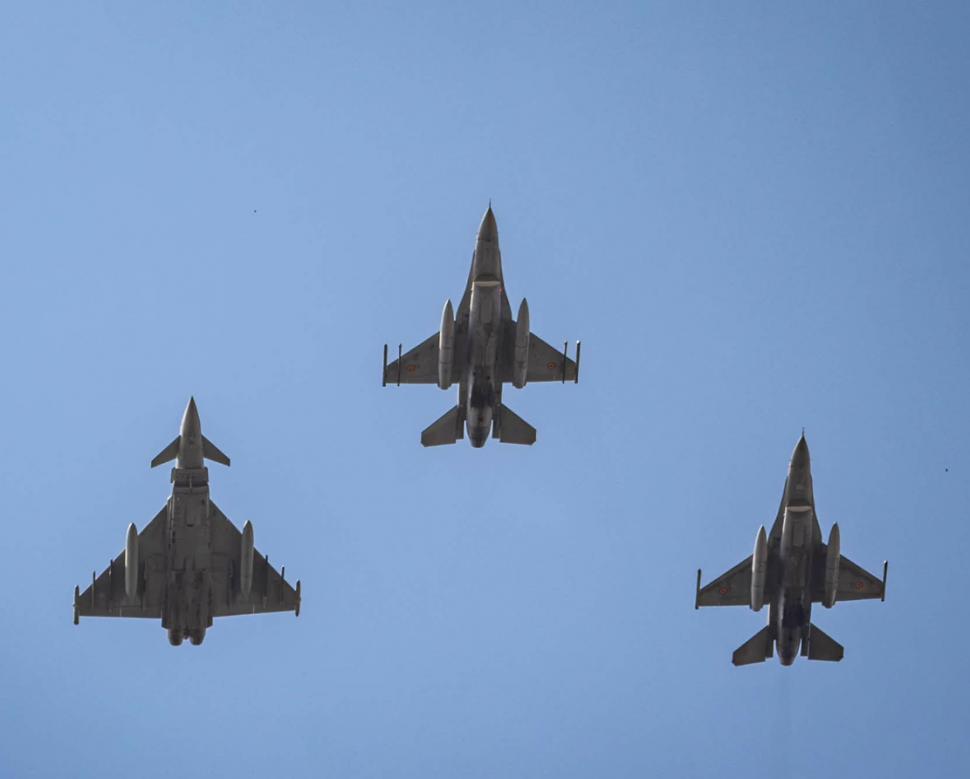 Imagini impresionante de Ziua Aviației. Avioane F-16, Spartan și IAR-330 și elicoptere BlackHawk au făcut spectacol pe cerul Capitalei 1085963