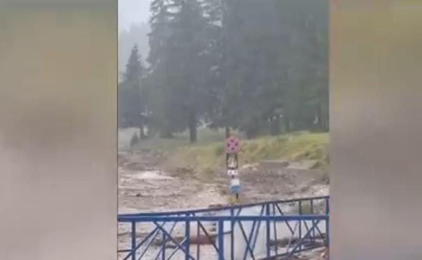 Inundaţii violente la Buşteni, după o rupere de nori. Viitura a măturat totul în cale. Oameni blocați în mașini, o femeie luată de ape 1085952