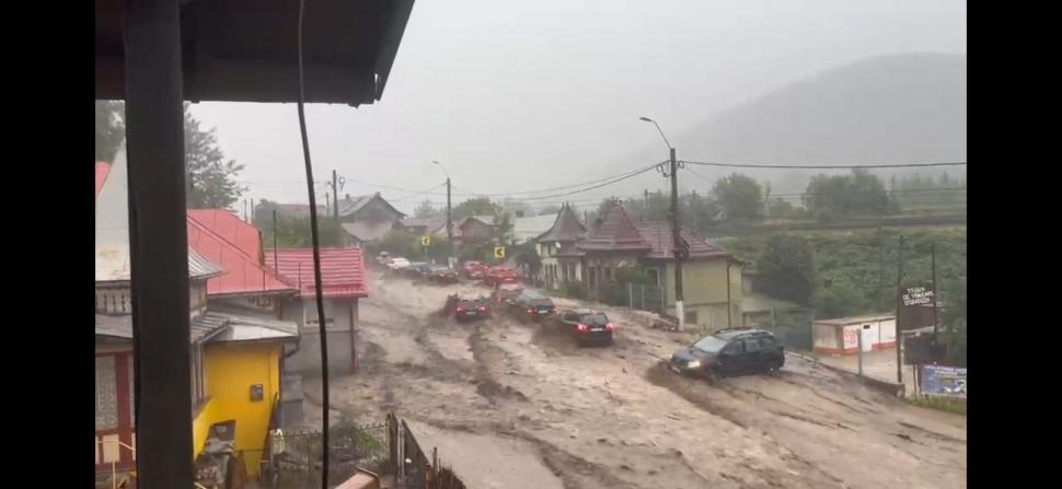 Inundaţii violente la Buşteni, după o rupere de nori. Viitura a măturat totul în cale. Oameni blocați în mașini, o femeie luată de ape 1085971