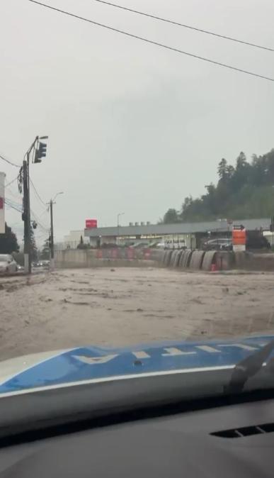 Inundaţii violente la Buşteni, după o rupere de nori. Viitura a măturat totul în cale. Oameni blocați în mașini, o femeie luată de ape 1085972