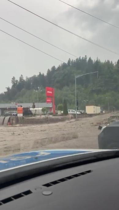 Inundaţii violente la Buşteni, după o rupere de nori. Viitura a măturat totul în cale. Oameni blocați în mașini, o femeie luată de ape 1085973