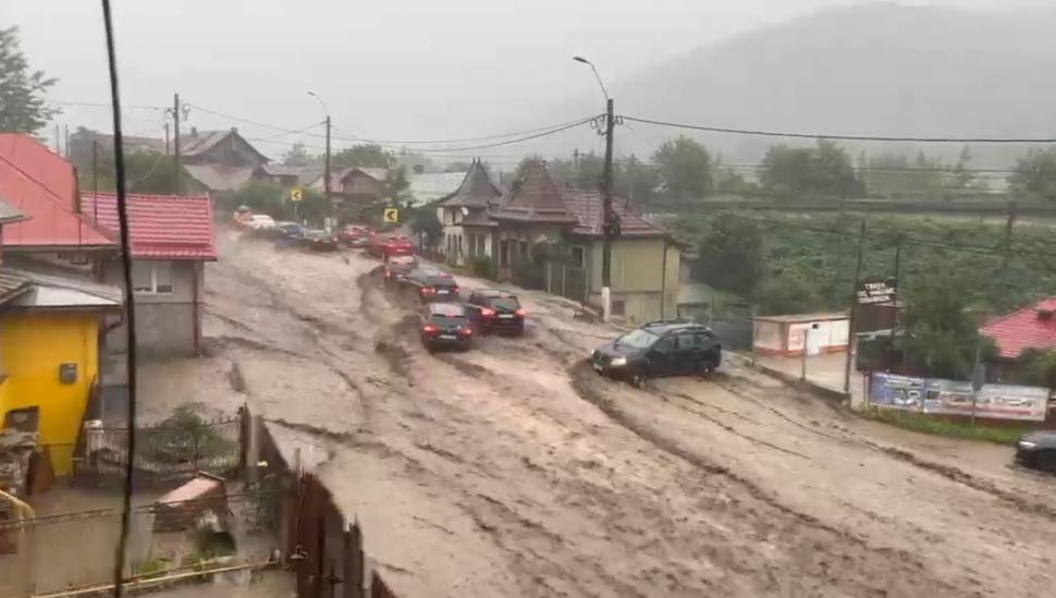 Inundaţii violente la Buşteni, după o rupere de nori. Viitura a măturat totul în cale. Oameni blocați în mașini, o femeie luată de ape 1085976