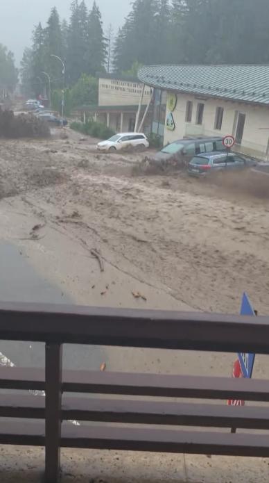 Inundaţii violente la Buşteni, după o rupere de nori. Viitura a măturat totul în cale. Oameni blocați în mașini, o femeie luată de ape 1085979