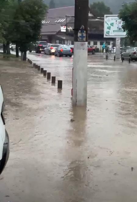 Inundaţii violente la Buşteni, după o rupere de nori. Viitura a măturat totul în cale. Oameni blocați în mașini, o femeie luată de ape 1085982