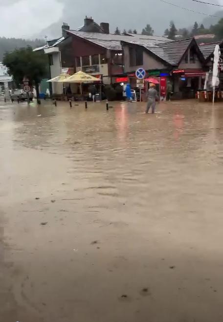 Inundaţii violente la Buşteni, după o rupere de nori. Viitura a măturat totul în cale. Oameni blocați în mașini, o femeie luată de ape 1085984