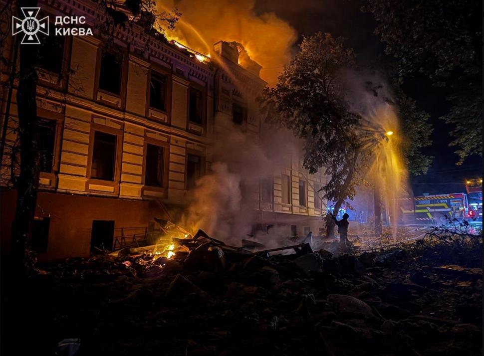 Unul dintre cele mai mari atacuri rusești cu rachete balistice asupra Kievului. Clădiri în flăcări, un mort și 13 răniți 1085892