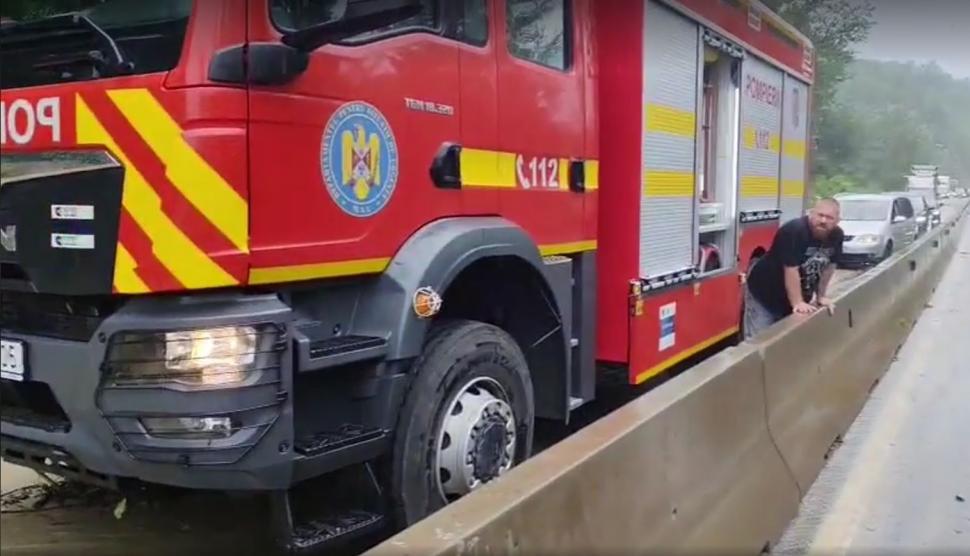 Traficul pe DN1 a fost reluat, se circulă pe câte o bandă pe fiecare sens. Furtunile au făcut prăpăd în Breaza şi Comarnic 1086336