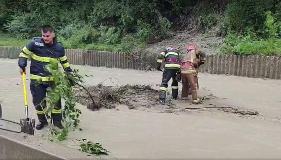 Traficul pe DN1 a fost reluat, se circulă pe câte o bandă pe fiecare sens. Furtunile au făcut prăpăd în Breaza şi Comarnic 1086337