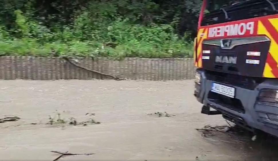 Traficul pe DN1 a fost reluat, se circulă pe câte o bandă pe fiecare sens. Furtunile au făcut prăpăd în Breaza şi Comarnic 1086338