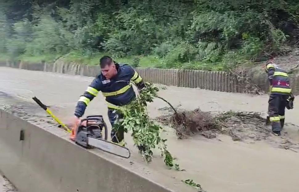 Traficul pe DN1 a fost reluat, se circulă pe câte o bandă pe fiecare sens. Furtunile au făcut prăpăd în Breaza şi Comarnic 1086339