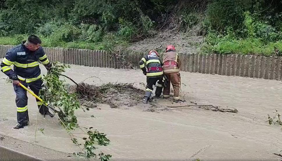 Traficul pe DN1 a fost reluat, se circulă pe câte o bandă pe fiecare sens. Furtunile au făcut prăpăd în Breaza şi Comarnic 1086340