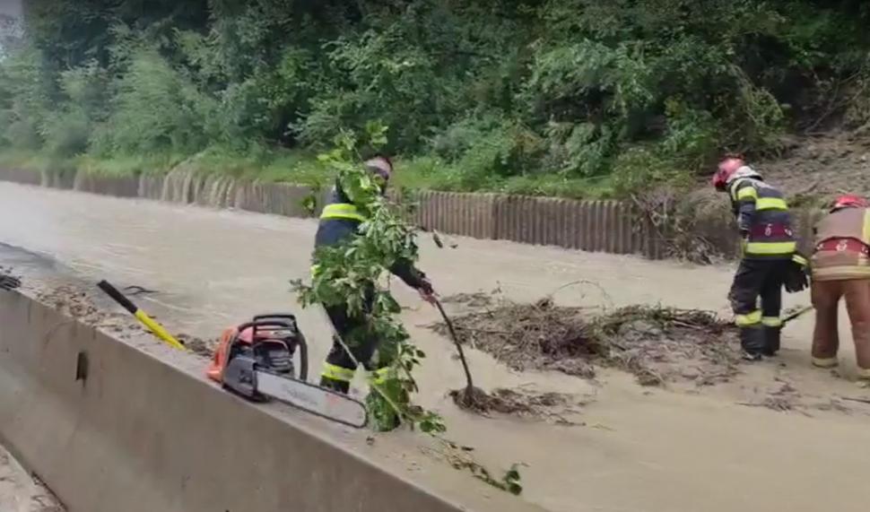Traficul pe DN1 a fost reluat, se circulă pe câte o bandă pe fiecare sens. Furtunile au făcut prăpăd în Breaza şi Comarnic 1086341