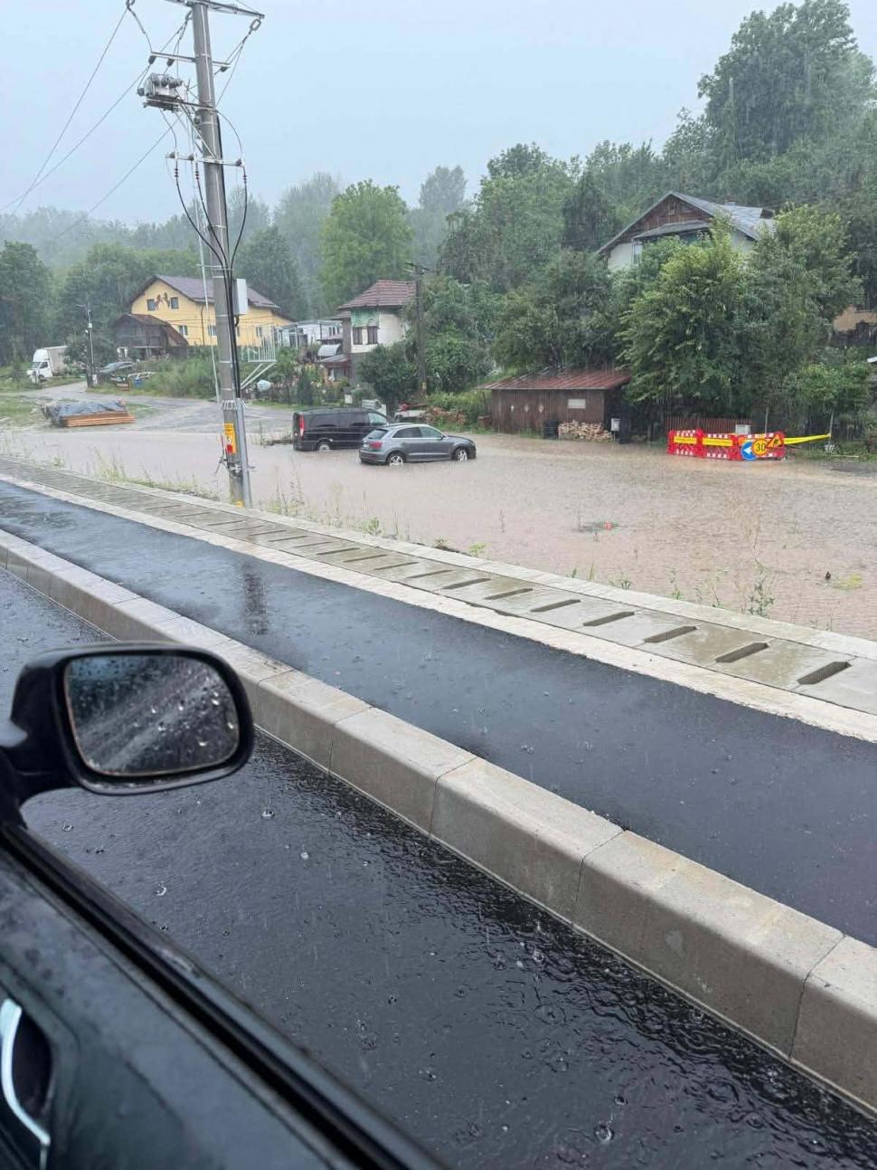 Traficul pe DN1 a fost reluat, se circulă pe câte o bandă pe fiecare sens. Furtunile au făcut prăpăd în Breaza şi Comarnic 1086344