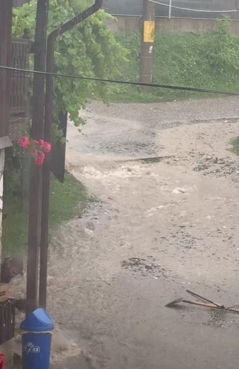Traficul pe DN1 a fost reluat, se circulă pe câte o bandă pe fiecare sens. Furtunile au făcut prăpăd în Breaza şi Comarnic 1086345