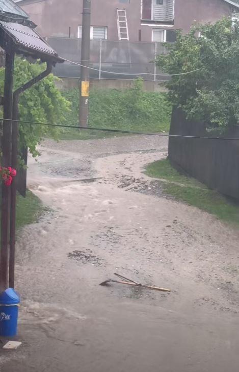 Traficul pe DN1 a fost reluat, se circulă pe câte o bandă pe fiecare sens. Furtunile au făcut prăpăd în Breaza şi Comarnic 1086346