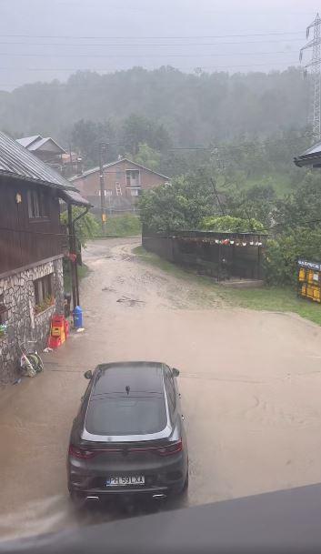 Traficul pe DN1 a fost reluat, se circulă pe câte o bandă pe fiecare sens. Furtunile au făcut prăpăd în Breaza şi Comarnic 1086347