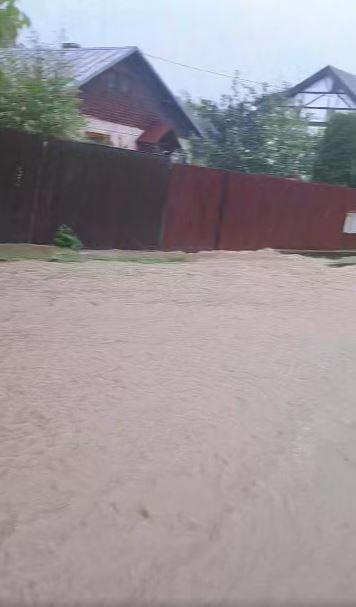 Traficul pe DN1 a fost reluat, se circulă pe câte o bandă pe fiecare sens. Furtunile au făcut prăpăd în Breaza şi Comarnic 1086349