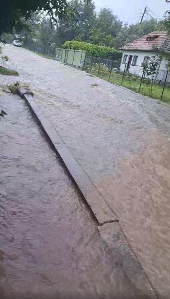 Traficul pe DN1 a fost reluat, se circulă pe câte o bandă pe fiecare sens. Furtunile au făcut prăpăd în Breaza şi Comarnic 1086350