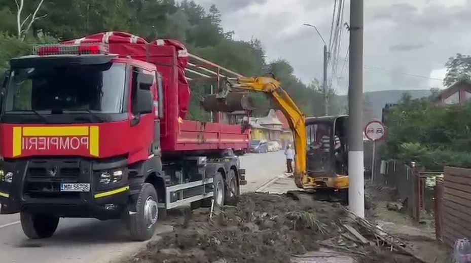 Traficul pe DN1 a fost reluat, se circulă pe câte o bandă pe fiecare sens. Furtunile au făcut prăpăd în Breaza şi Comarnic 1086351