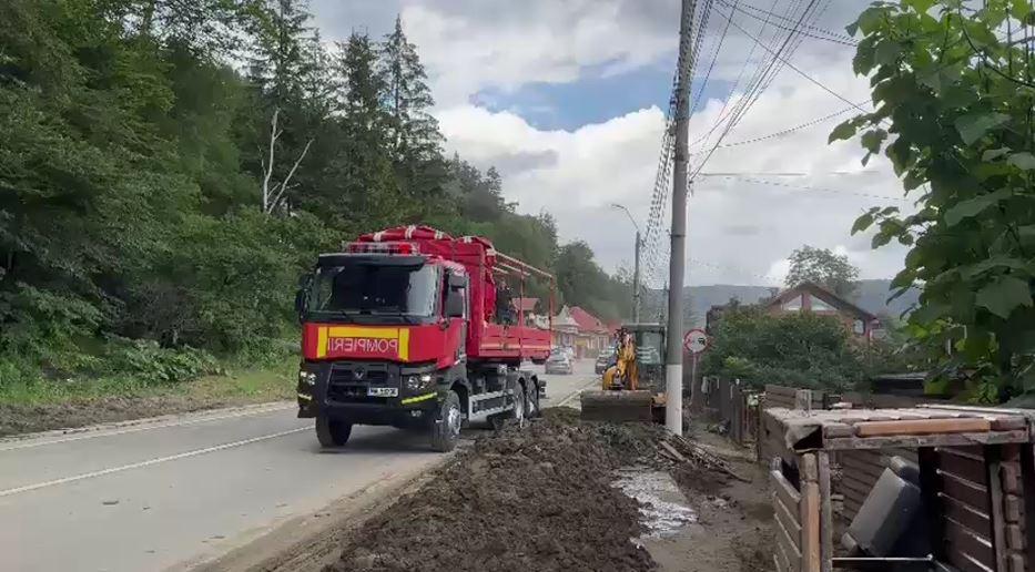 Traficul pe DN1 a fost reluat, se circulă pe câte o bandă pe fiecare sens. Furtunile au făcut prăpăd în Breaza şi Comarnic 1086352