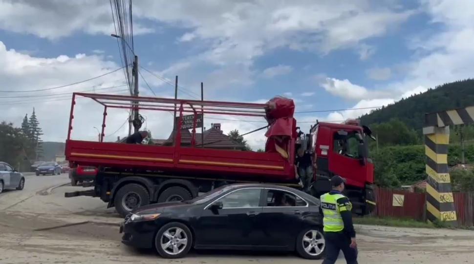 Traficul pe DN1 a fost reluat, se circulă pe câte o bandă pe fiecare sens. Furtunile au făcut prăpăd în Breaza şi Comarnic 1086353