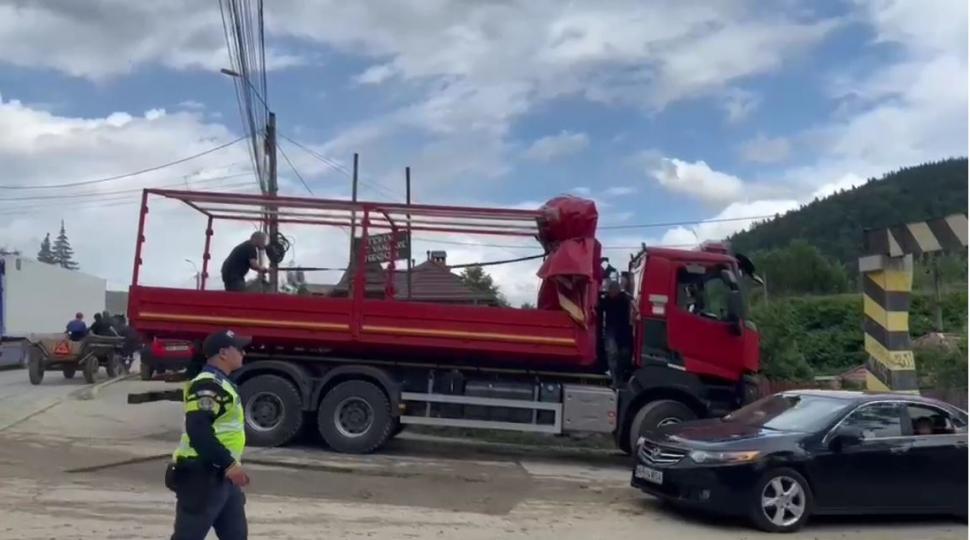 Traficul pe DN1 a fost reluat, se circulă pe câte o bandă pe fiecare sens. Furtunile au făcut prăpăd în Breaza şi Comarnic 1086354