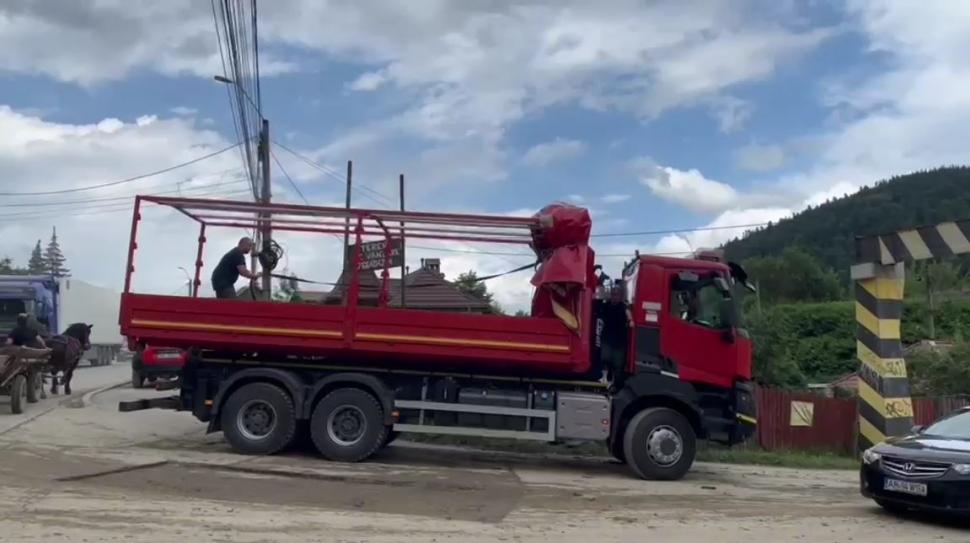Traficul pe DN1 a fost reluat, se circulă pe câte o bandă pe fiecare sens. Furtunile au făcut prăpăd în Breaza şi Comarnic 1086355