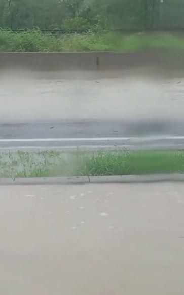 Traficul pe DN1 a fost reluat, se circulă pe câte o bandă pe fiecare sens. Furtunile au făcut prăpăd în Breaza şi Comarnic 1086359