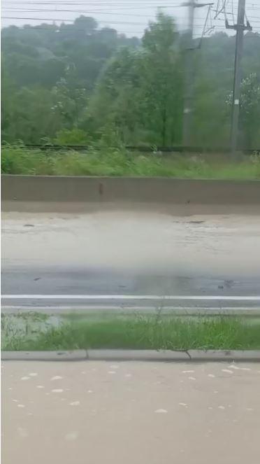 Traficul pe DN1 a fost reluat, se circulă pe câte o bandă pe fiecare sens. Furtunile au făcut prăpăd în Breaza şi Comarnic 1086360