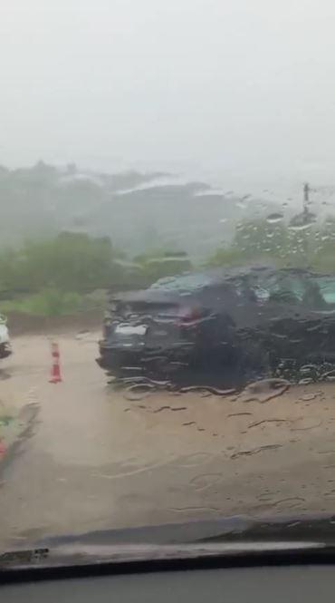 Traficul pe DN1 a fost reluat, se circulă pe câte o bandă pe fiecare sens. Furtunile au făcut prăpăd în Breaza şi Comarnic 1086361