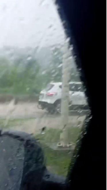 Traficul pe DN1 a fost reluat, se circulă pe câte o bandă pe fiecare sens. Furtunile au făcut prăpăd în Breaza şi Comarnic 1086362