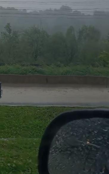 Traficul pe DN1 a fost reluat, se circulă pe câte o bandă pe fiecare sens. Furtunile au făcut prăpăd în Breaza şi Comarnic 1086363