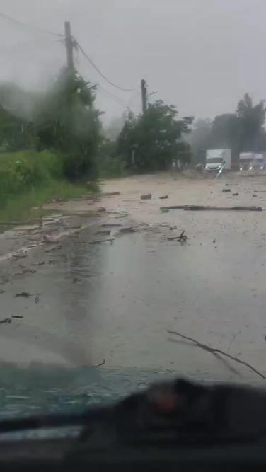 Traficul pe DN1 a fost reluat, se circulă pe câte o bandă pe fiecare sens. Furtunile au făcut prăpăd în Breaza şi Comarnic 1086364