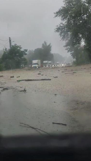 Traficul pe DN1 a fost reluat, se circulă pe câte o bandă pe fiecare sens. Furtunile au făcut prăpăd în Breaza şi Comarnic 1086365