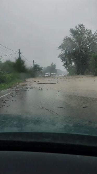Traficul pe DN1 a fost reluat, se circulă pe câte o bandă pe fiecare sens. Furtunile au făcut prăpăd în Breaza şi Comarnic 1086367