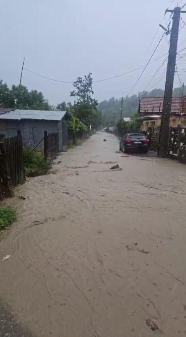 Traficul pe DN1 a fost reluat, se circulă pe câte o bandă pe fiecare sens. Furtunile au făcut prăpăd în Breaza şi Comarnic 1086368