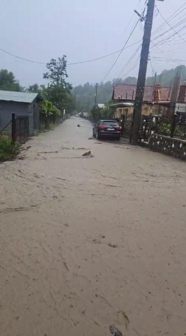 Traficul pe DN1 a fost reluat, se circulă pe câte o bandă pe fiecare sens. Furtunile au făcut prăpăd în Breaza şi Comarnic 1086369