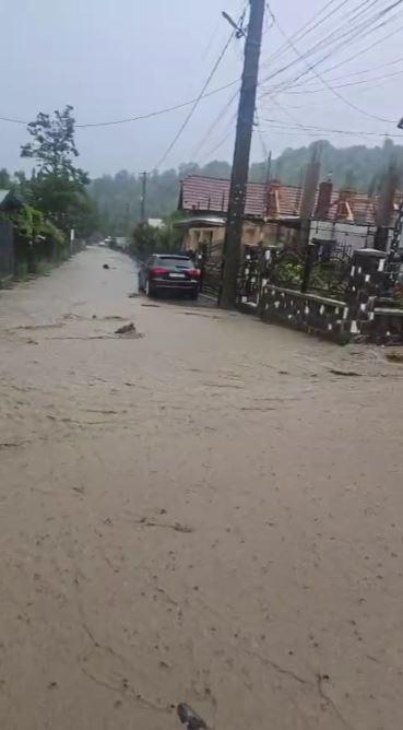 Traficul pe DN1 a fost reluat, se circulă pe câte o bandă pe fiecare sens. Furtunile au făcut prăpăd în Breaza şi Comarnic 1086370