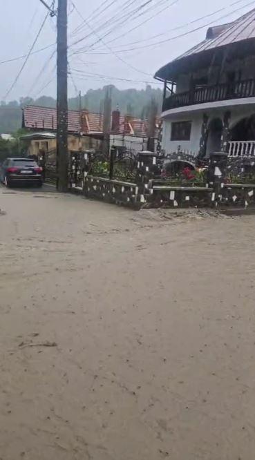 Traficul pe DN1 a fost reluat, se circulă pe câte o bandă pe fiecare sens. Furtunile au făcut prăpăd în Breaza şi Comarnic 1086371