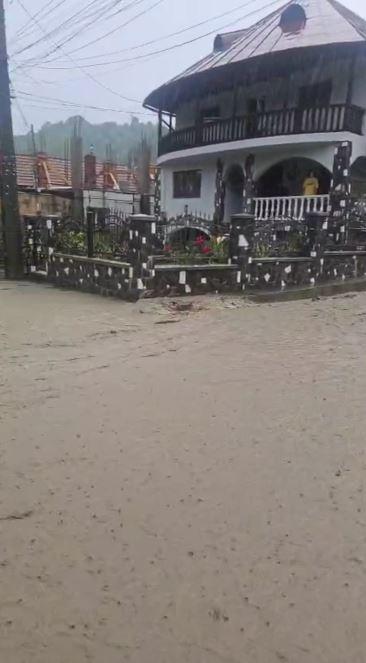 Traficul pe DN1 a fost reluat, se circulă pe câte o bandă pe fiecare sens. Furtunile au făcut prăpăd în Breaza şi Comarnic 1086372