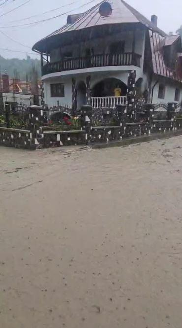 Traficul pe DN1 a fost reluat, se circulă pe câte o bandă pe fiecare sens. Furtunile au făcut prăpăd în Breaza şi Comarnic 1086373