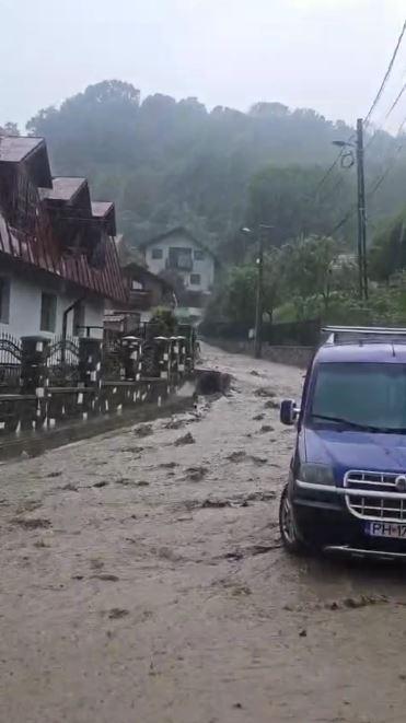 Traficul pe DN1 a fost reluat, se circulă pe câte o bandă pe fiecare sens. Furtunile au făcut prăpăd în Breaza şi Comarnic 1086374