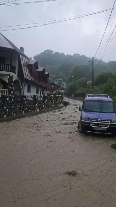Traficul pe DN1 a fost reluat, se circulă pe câte o bandă pe fiecare sens. Furtunile au făcut prăpăd în Breaza şi Comarnic 1086375