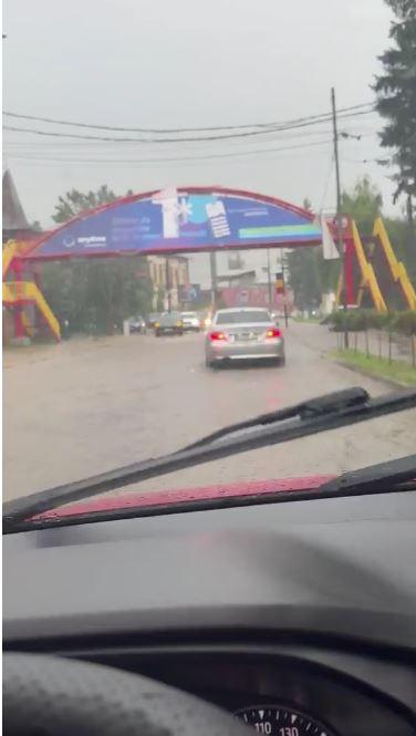 Traficul pe DN1 a fost reluat, se circulă pe câte o bandă pe fiecare sens. Furtunile au făcut prăpăd în Breaza şi Comarnic 1086376