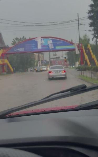 Traficul pe DN1 a fost reluat, se circulă pe câte o bandă pe fiecare sens. Furtunile au făcut prăpăd în Breaza şi Comarnic 1086377