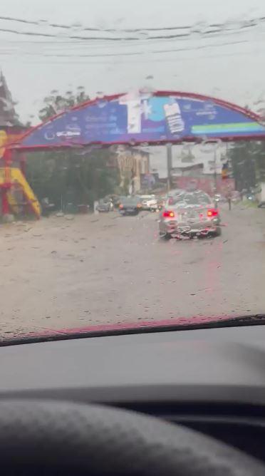 Traficul pe DN1 a fost reluat, se circulă pe câte o bandă pe fiecare sens. Furtunile au făcut prăpăd în Breaza şi Comarnic 1086378